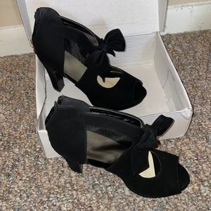 Adorable black heels size 6 never worn